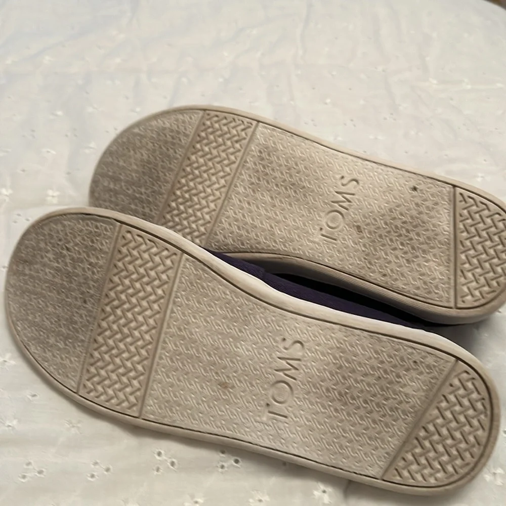 Youth size 3 navy Tom’s